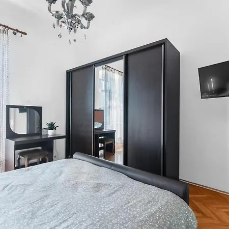Ella Apartment *